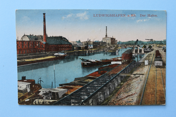Ansichtskarte AK Ludwigshafen 1910-1925 Hafen Lagerhaus Frachter Eisenbahn Zug Industrie Architektur Ortsansicht Rheinland Pfalz